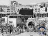 صورة قديمة للحرم وتظهر فيها الكعبة وحجر إسماعيل وباب السلام أو باب الشيبة وهو المبنى.jpg