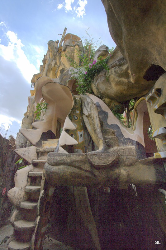 crazy_house_04.jpg