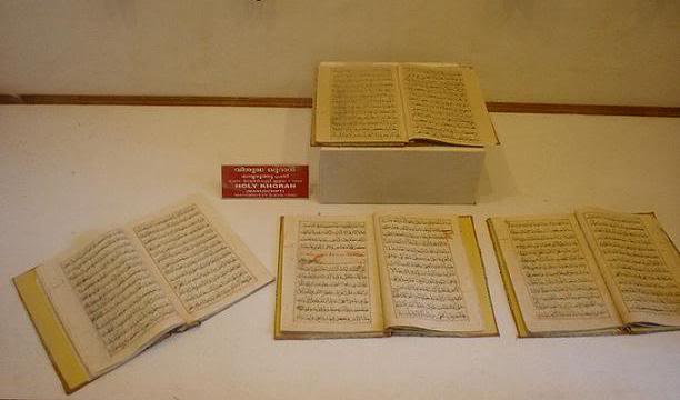 Copies_of_the_Quran_-_Arakkal_Museum.jpg