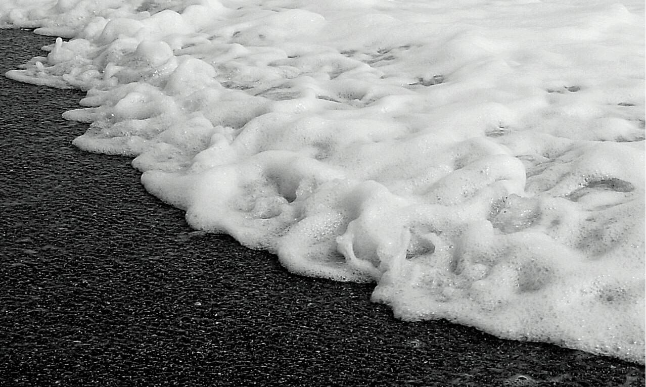 Sea_foam_on_the_shore.jpg