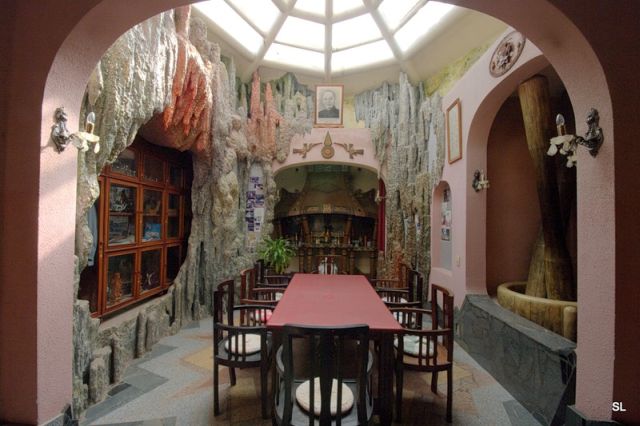 crazy_house_02.jpg